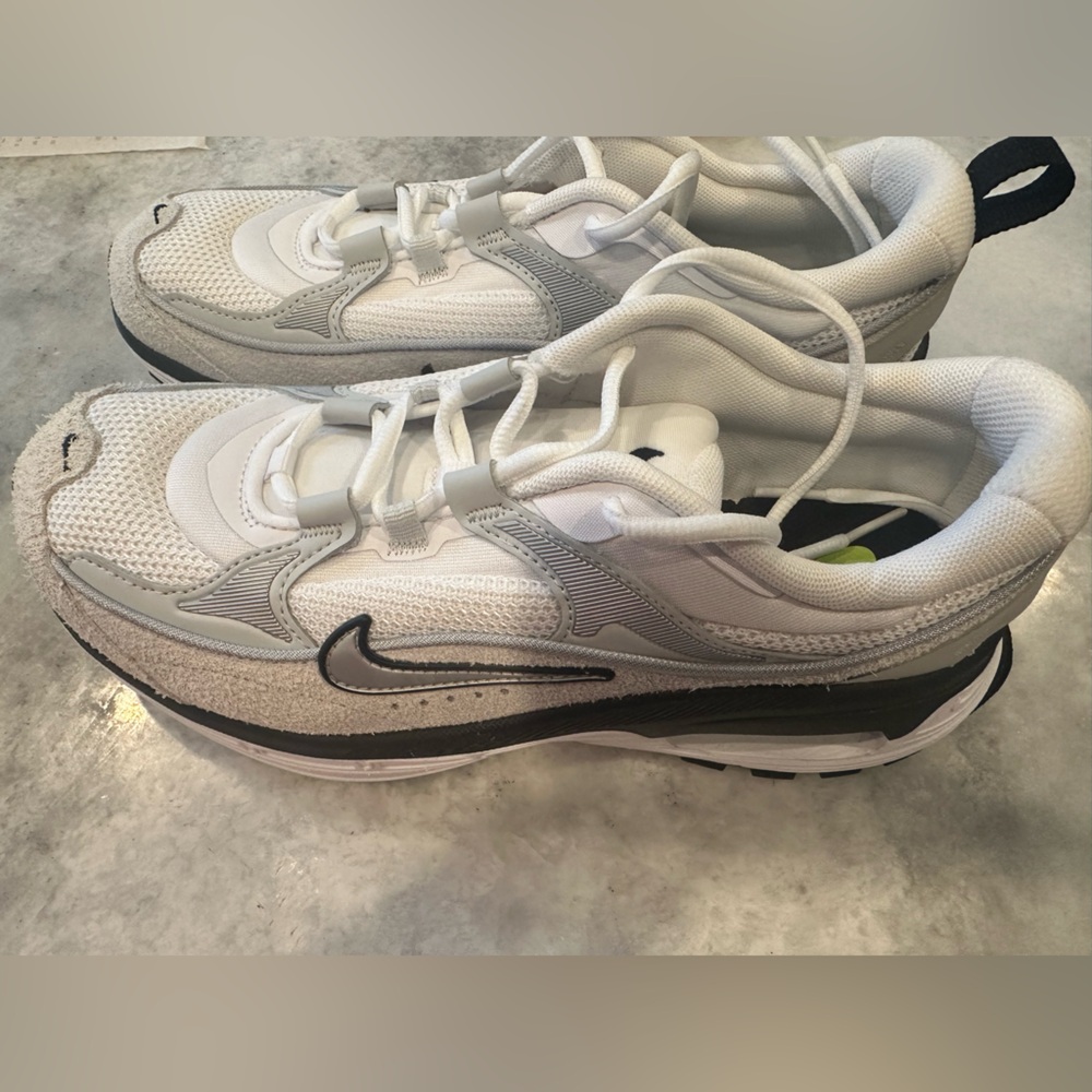 NEW Women’s Nike Air Max Bliss- never worn